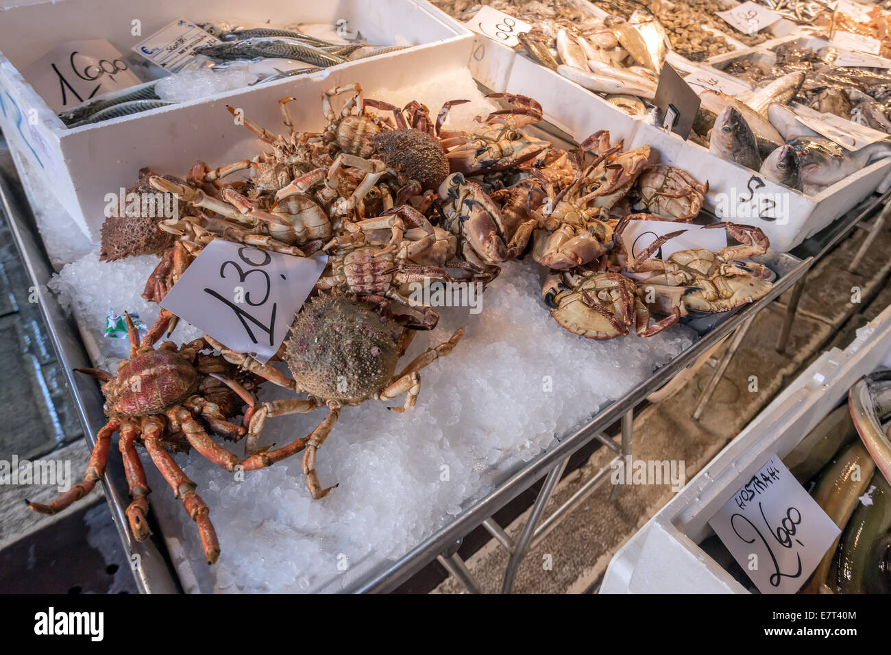 Mercato di pesce con il listino prezzi Foto Stock