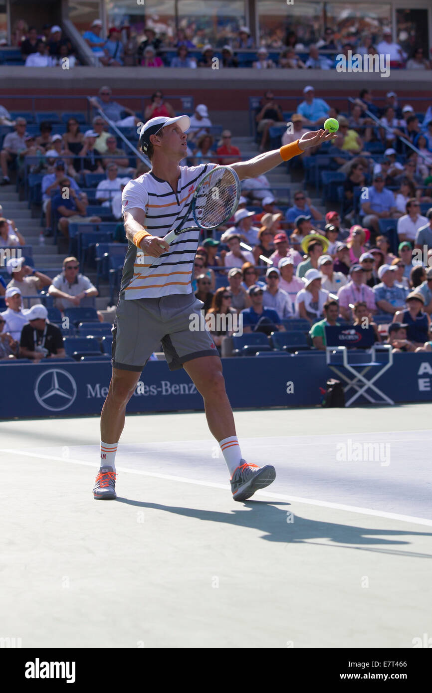 Tomas BERDYCH (CZE) in azione quarterfinal vs. Marin CILIC (CRO) al 2014 US Open Tennis Championships. © Paul J. Sutton/NCP Foto Stock
