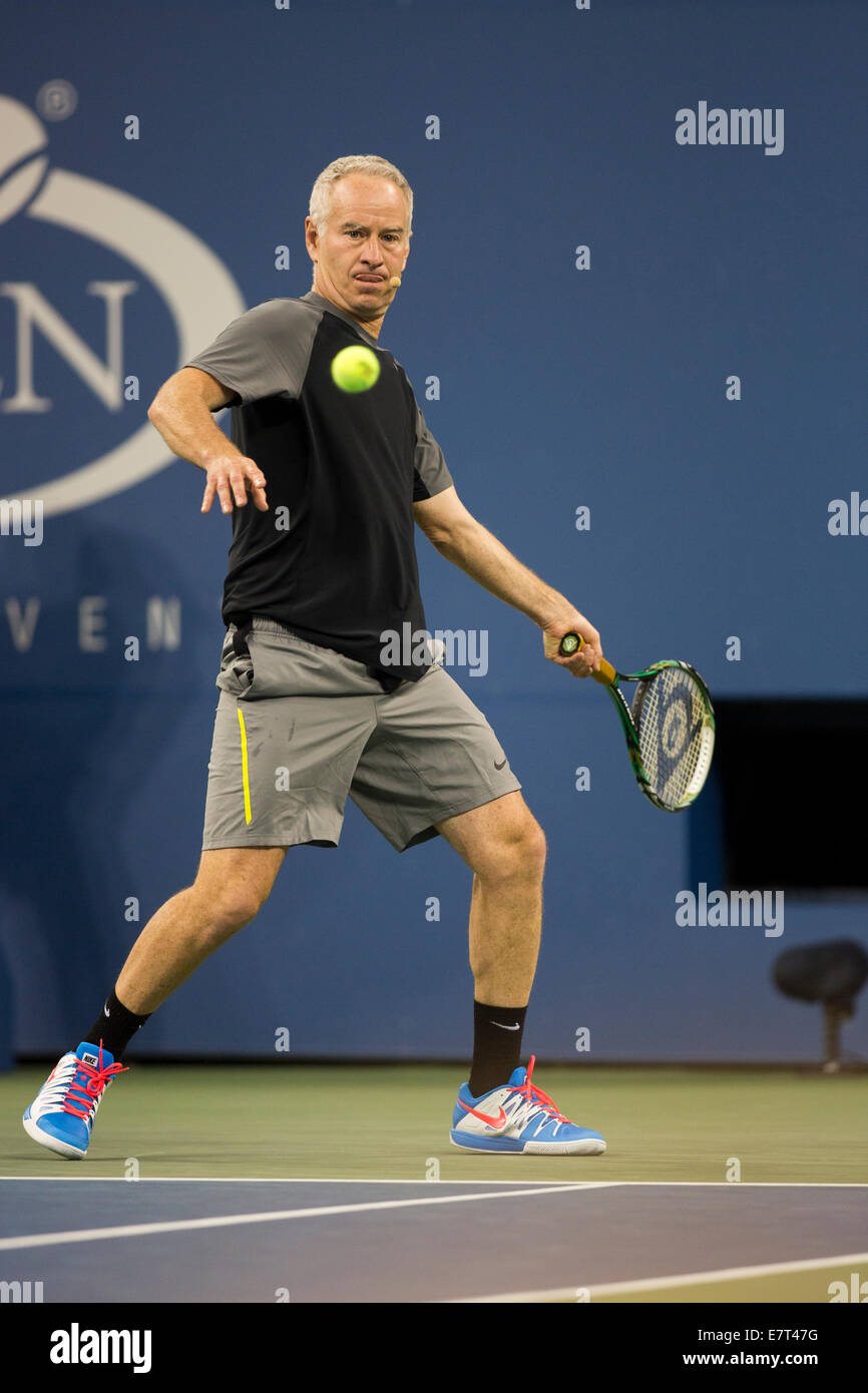 John McEnroe (USA) in azione durante un match di esibizione al 2014 US Open  Tennis Championships. © Paul J. Sutton/NCP Foto stock - Alamy