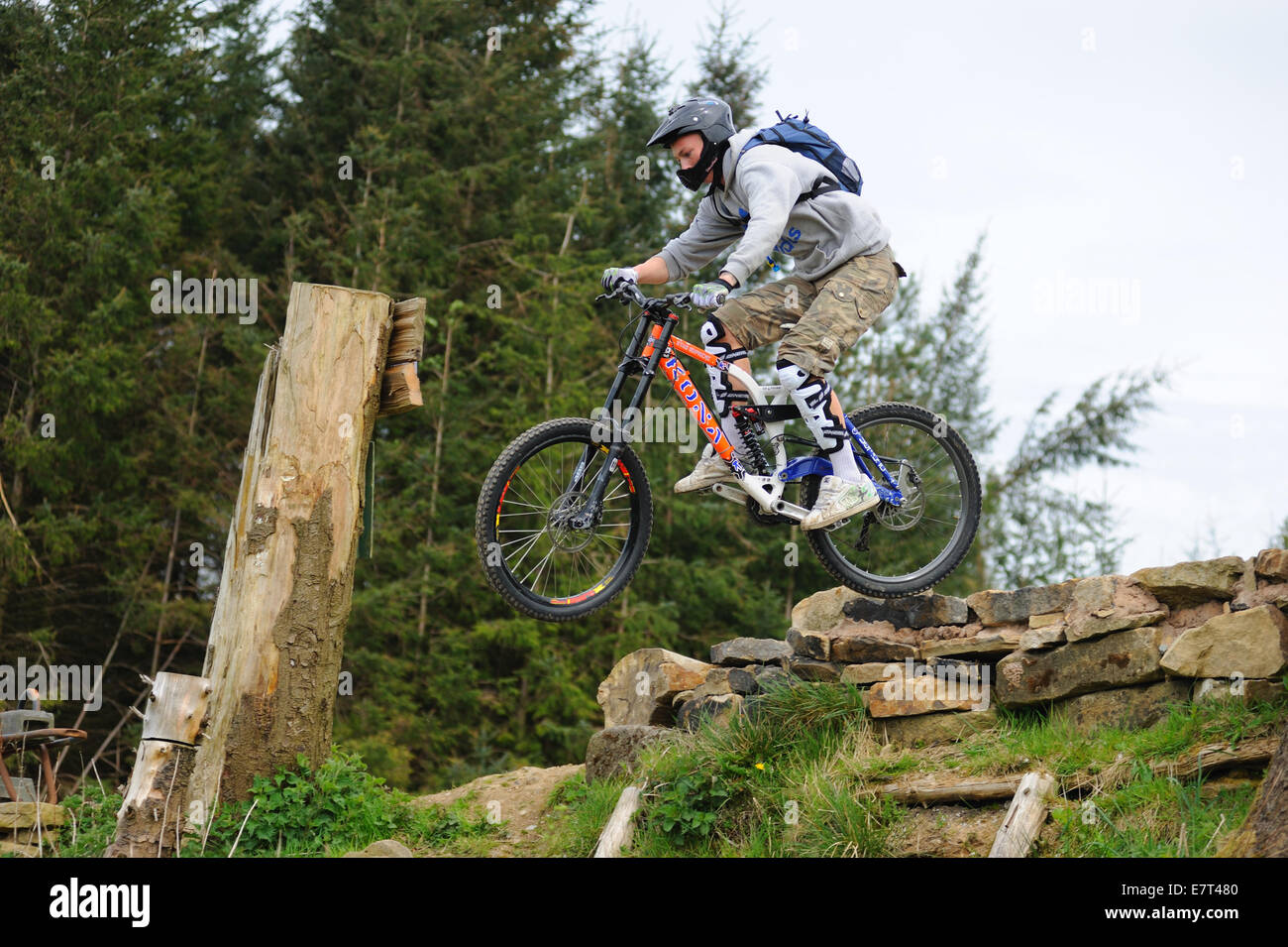 In discesa in mountain bike Foto Stock