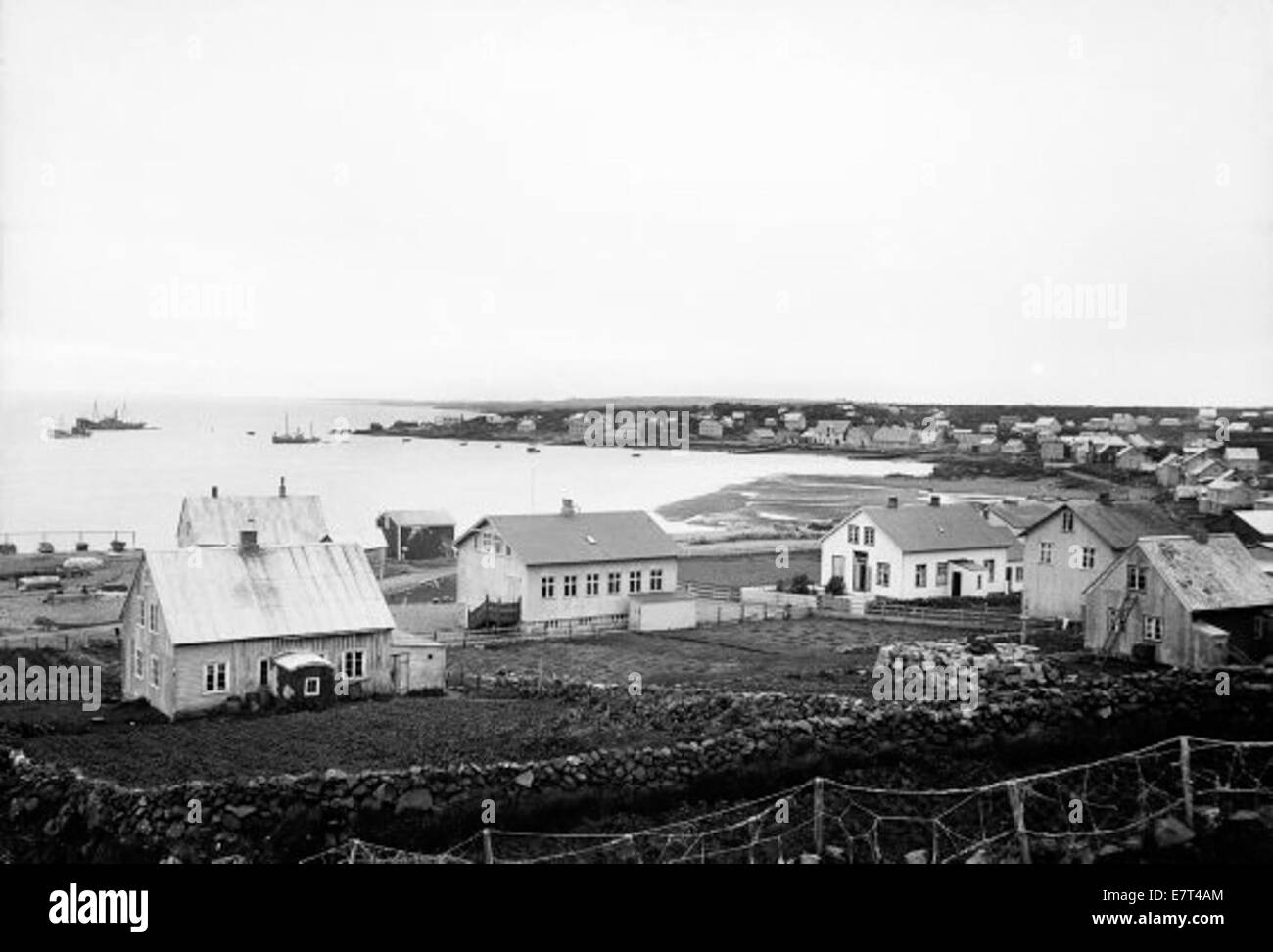 Hafnarfjörður séð vestur í átt að höfninni, um 1906 Foto Stock