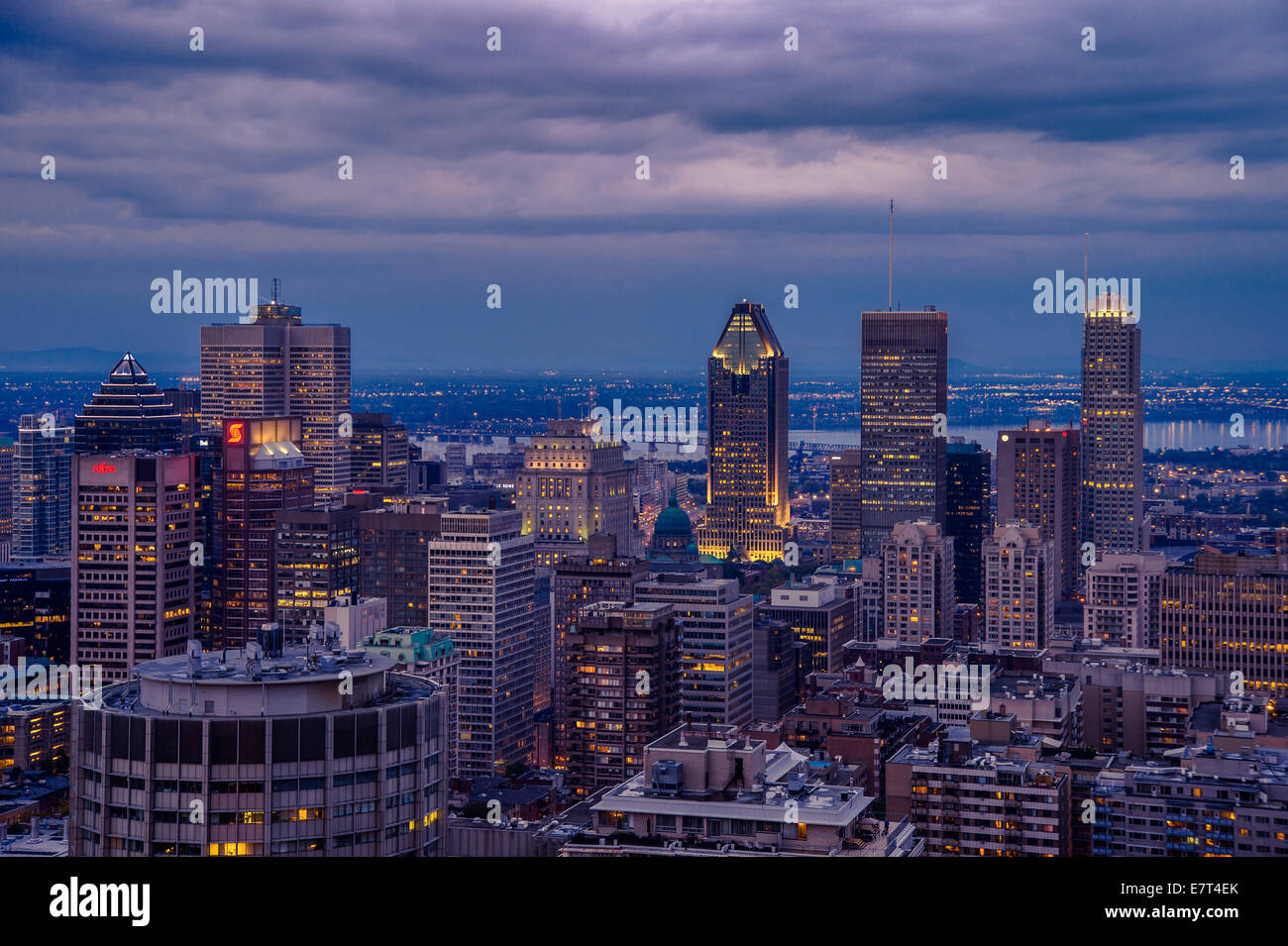 Lo skyline di Montreal al crepuscolo Foto Stock