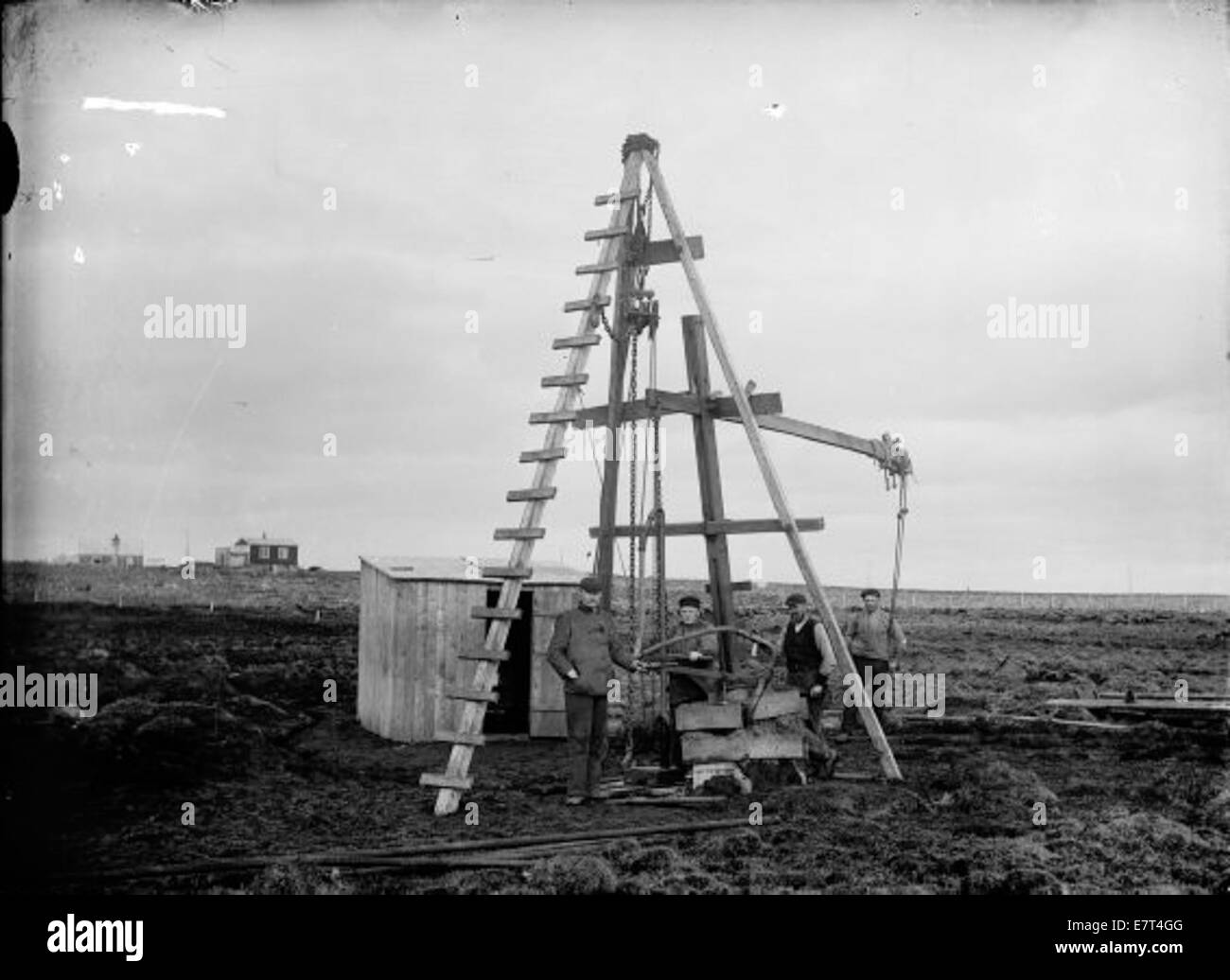 Questa immagine mostra gli uomini che lavorano in un cantiere a Gullborinn, parte del progetto Vatnsmúrin a Reykjavik nel 1907. La fotografia riflette le prime attività industriali e di costruzione in Islanda all'inizio del XX secolo. Foto Stock