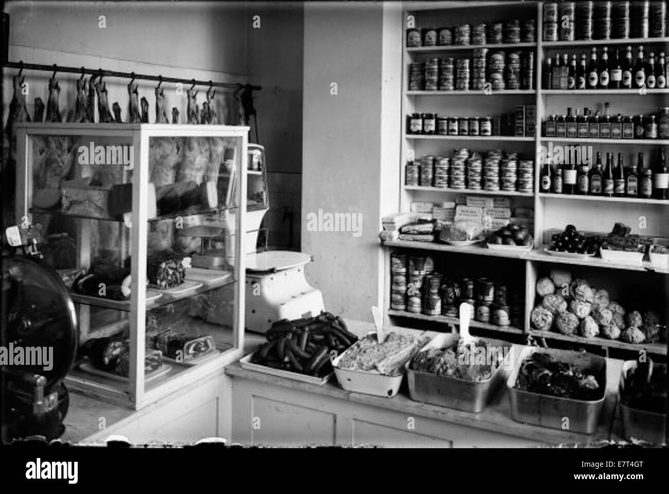 Una fotografia storica che mostra una scena di strada di Reykjavik, scattata tra il 1910 e il 1919, incentrata su Austurbær, un quartiere noto per i suoi negozi e ristoranti. L'immagine fornisce uno sguardo sulla vita quotidiana di Reykjavik all'inizio del XX secolo. Foto Stock