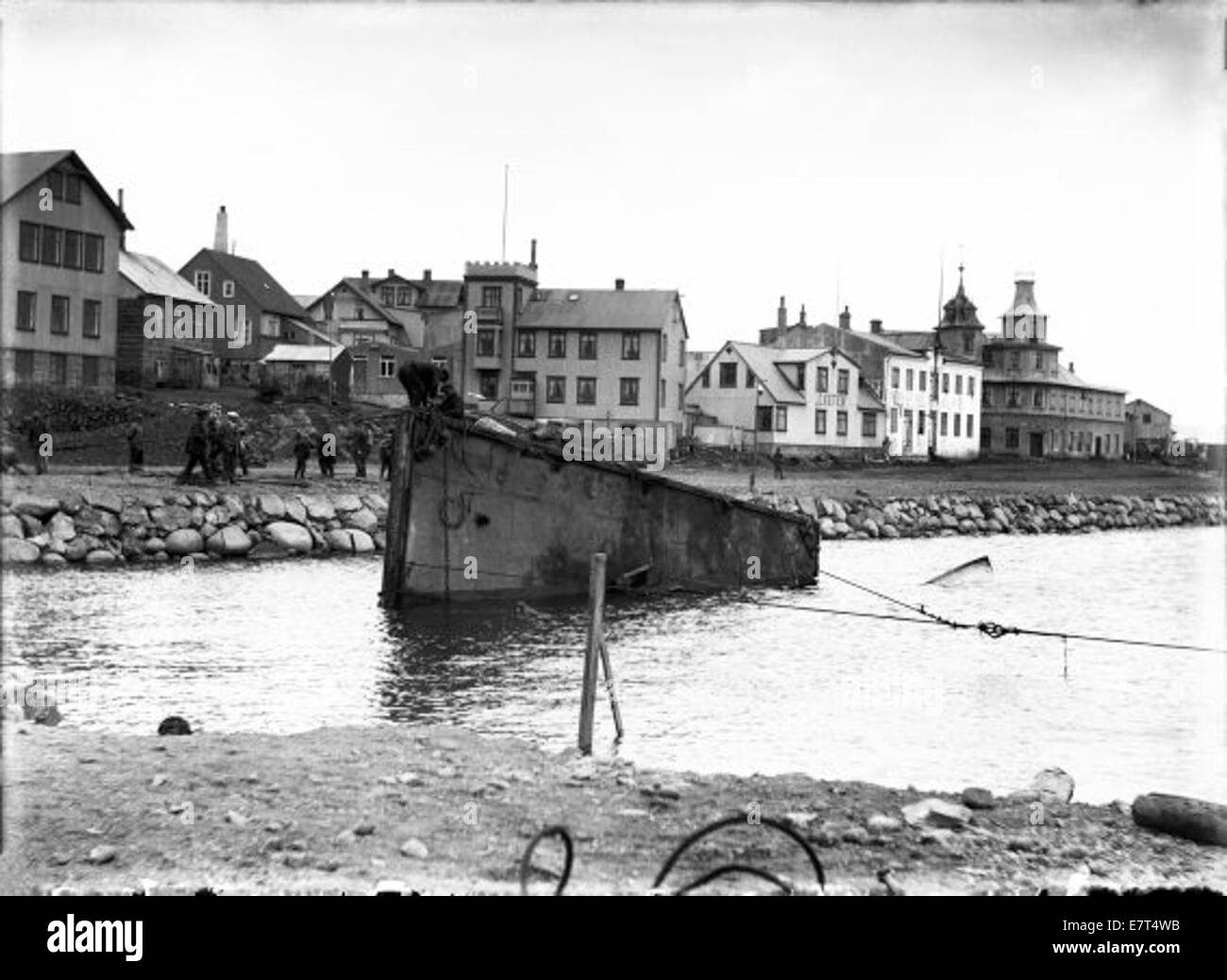 Una fotografia storica del periodo 1915-1920, raffigurante H.S. vi, Tryggvag,tu og Vesturg,tu. L'immagine offre uno sguardo sull'architettura e sulla vita di strada dei primi anni del XX secolo. Foto Stock