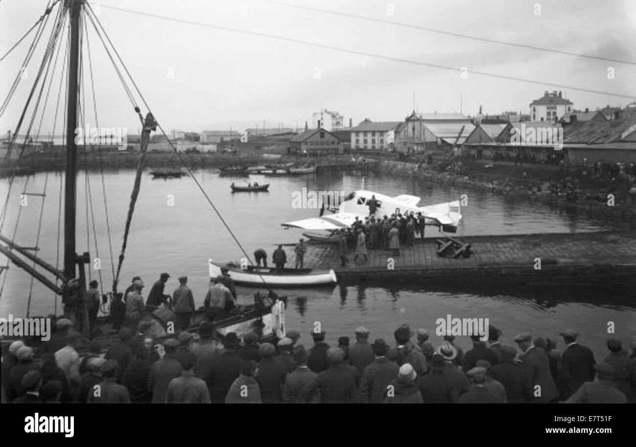Questa immagine di Reykjavik mostra l'idrovolante Junkers F.13, un aereo pionieristico della fine degli anni '1920 La fotografia cattura l'aereo sull'acqua, dimostrando la prima tecnologia aeronautica in Islanda. Foto Stock