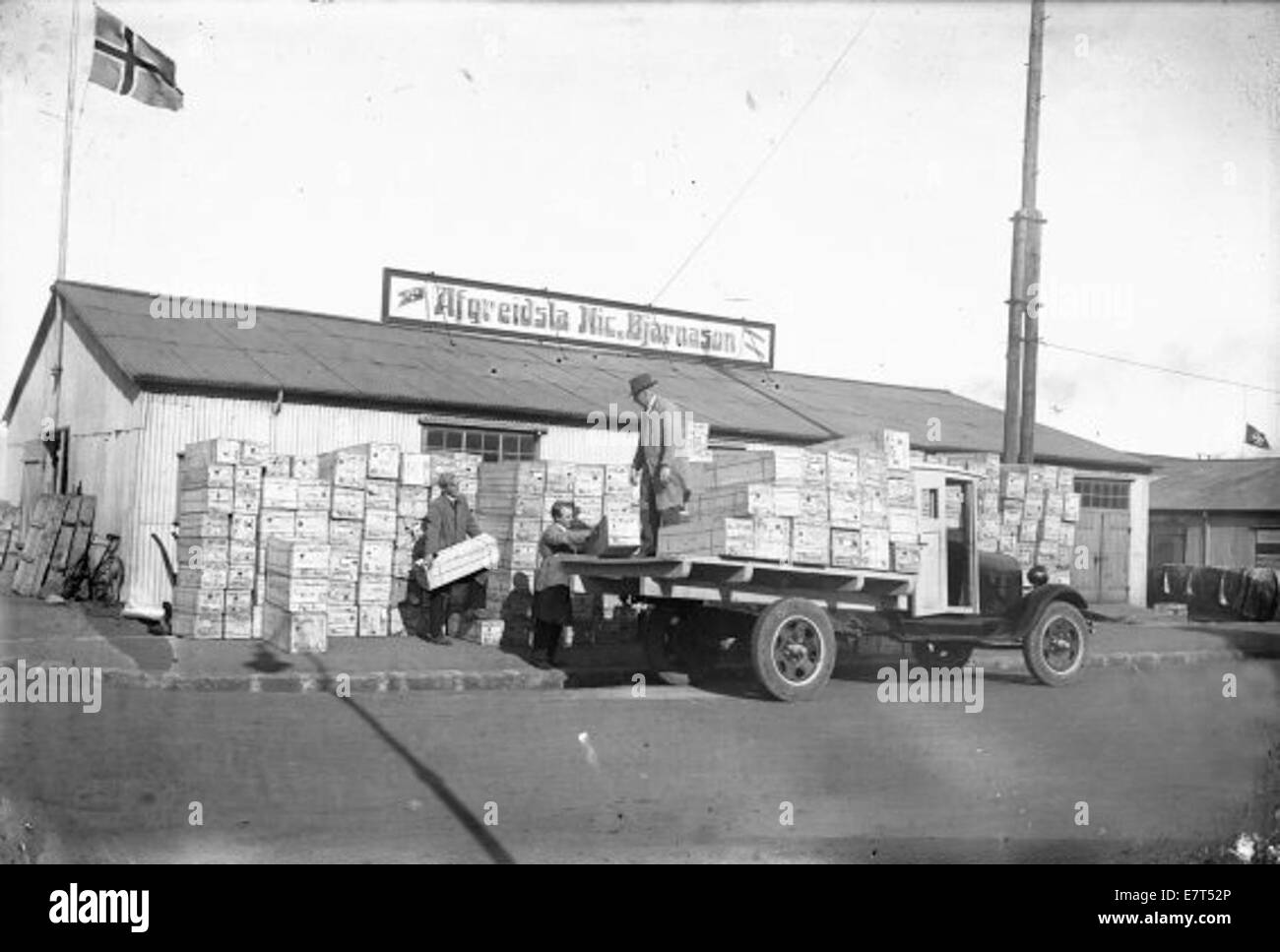 Kassar settir á vörubíl, þrír menn við vinnu, 1920-1930 Foto Stock