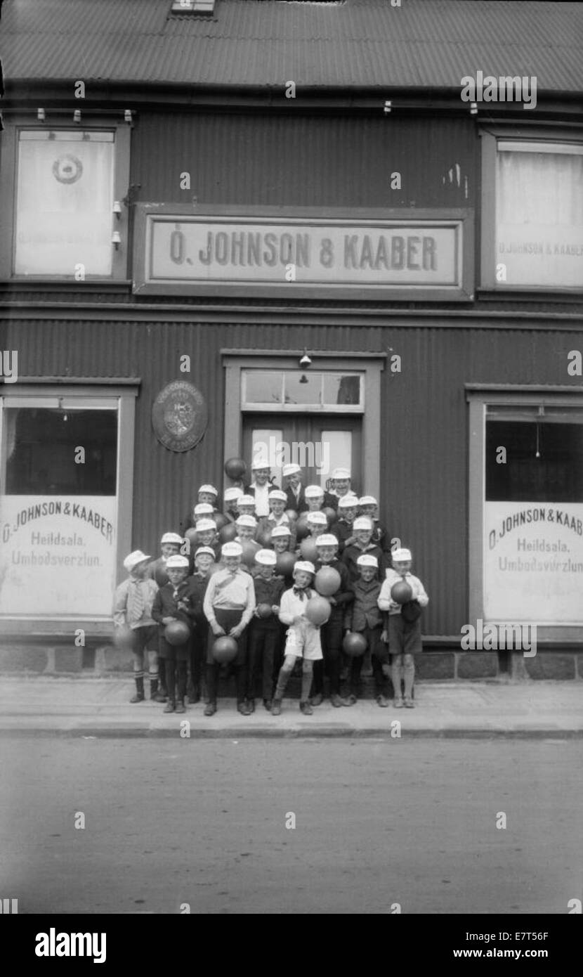 Framan Börn við hús Ó. Johnson og Kaaber í Hafnarstraeti 1-3, 17. júní 1928 Foto Stock