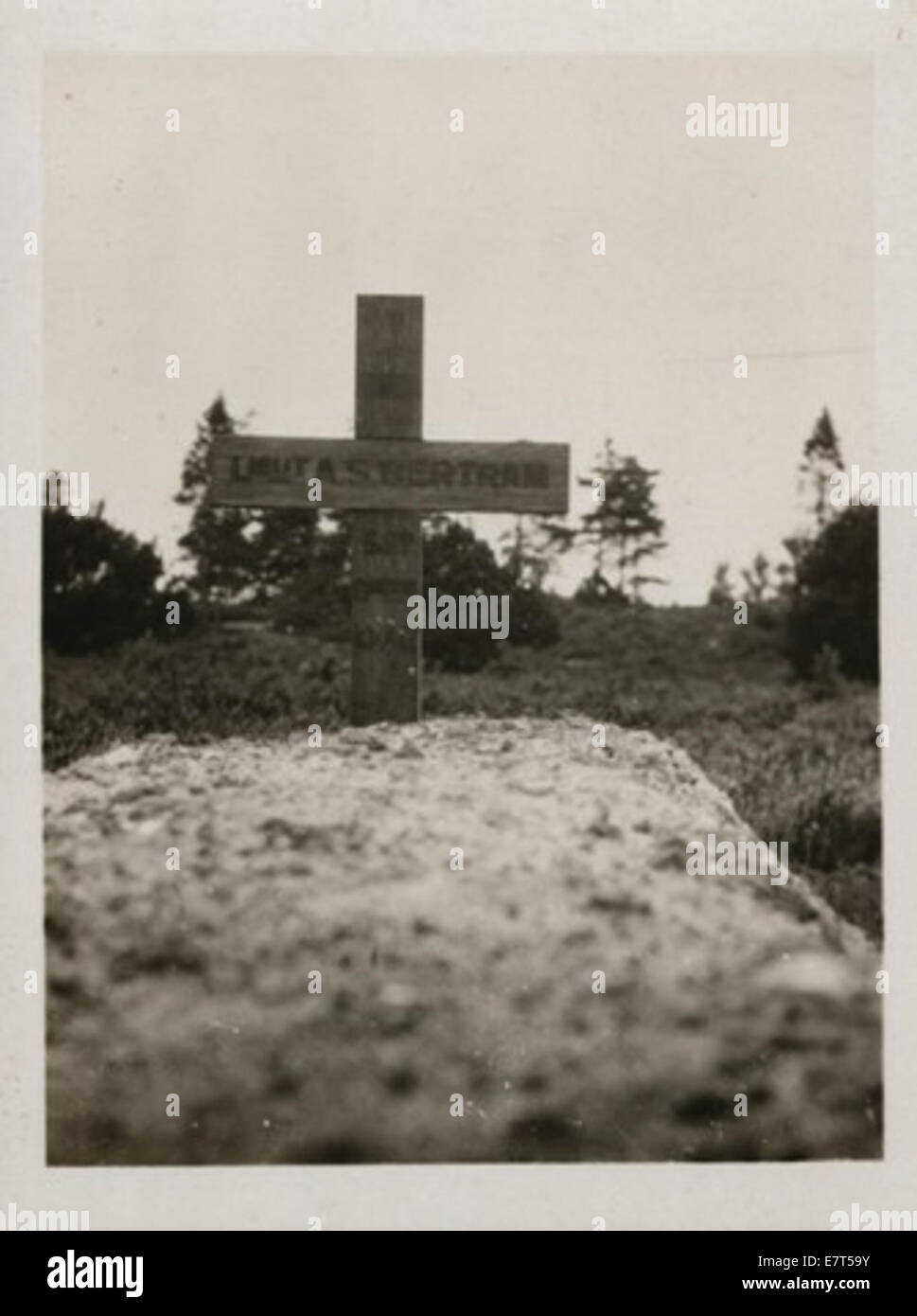 Questa fotografia raffigura la tomba di AS Bertram, un individuo che è segnato nei documenti storici. L'immagine cattura un tranquillo sito commemorativo. Foto Stock