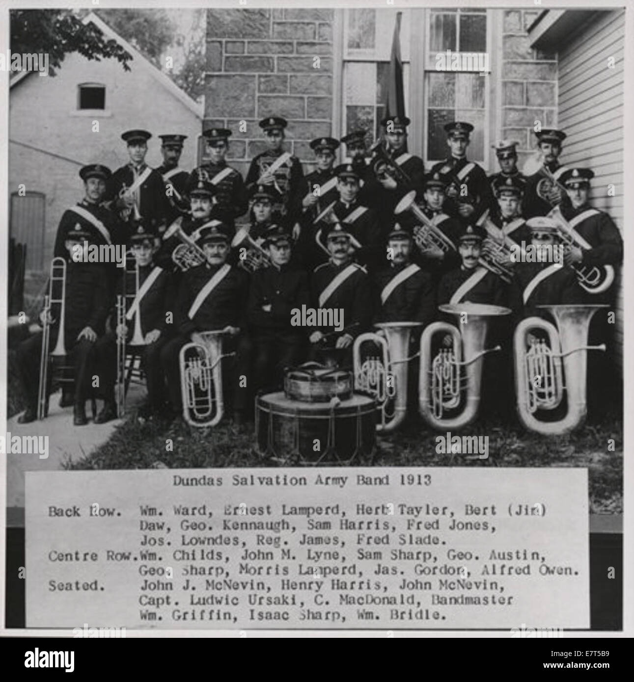 Fotografia della Dundas Salvation Army Band, probabilmente scattata durante uno spettacolo, che mostra le uniformi e gli strumenti della band, simboleggiando i loro sforzi caritatevoli e comunitari. Foto Stock
