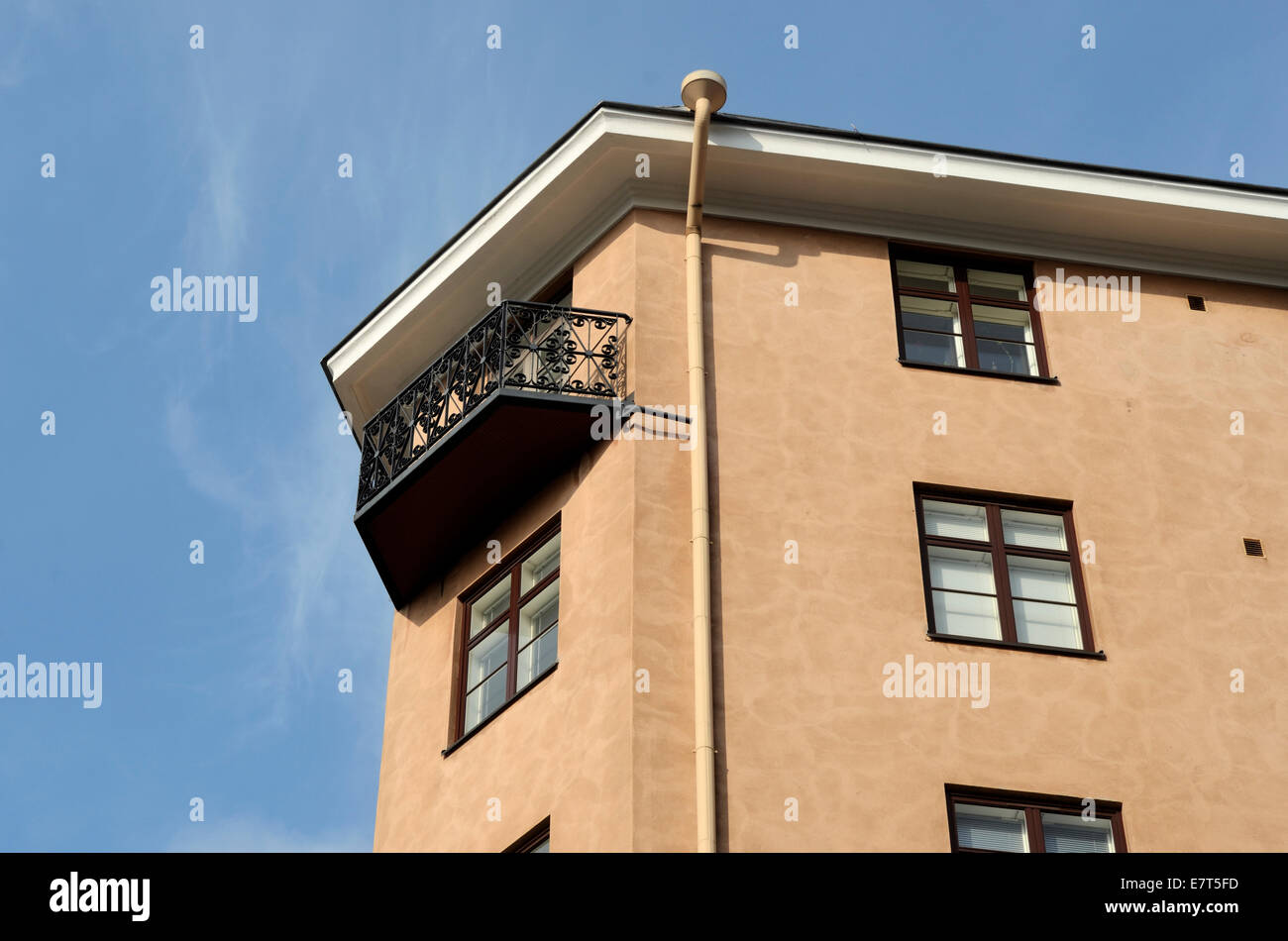 Balcone con una griglia forgiato e la grondaia della casa Foto Stock