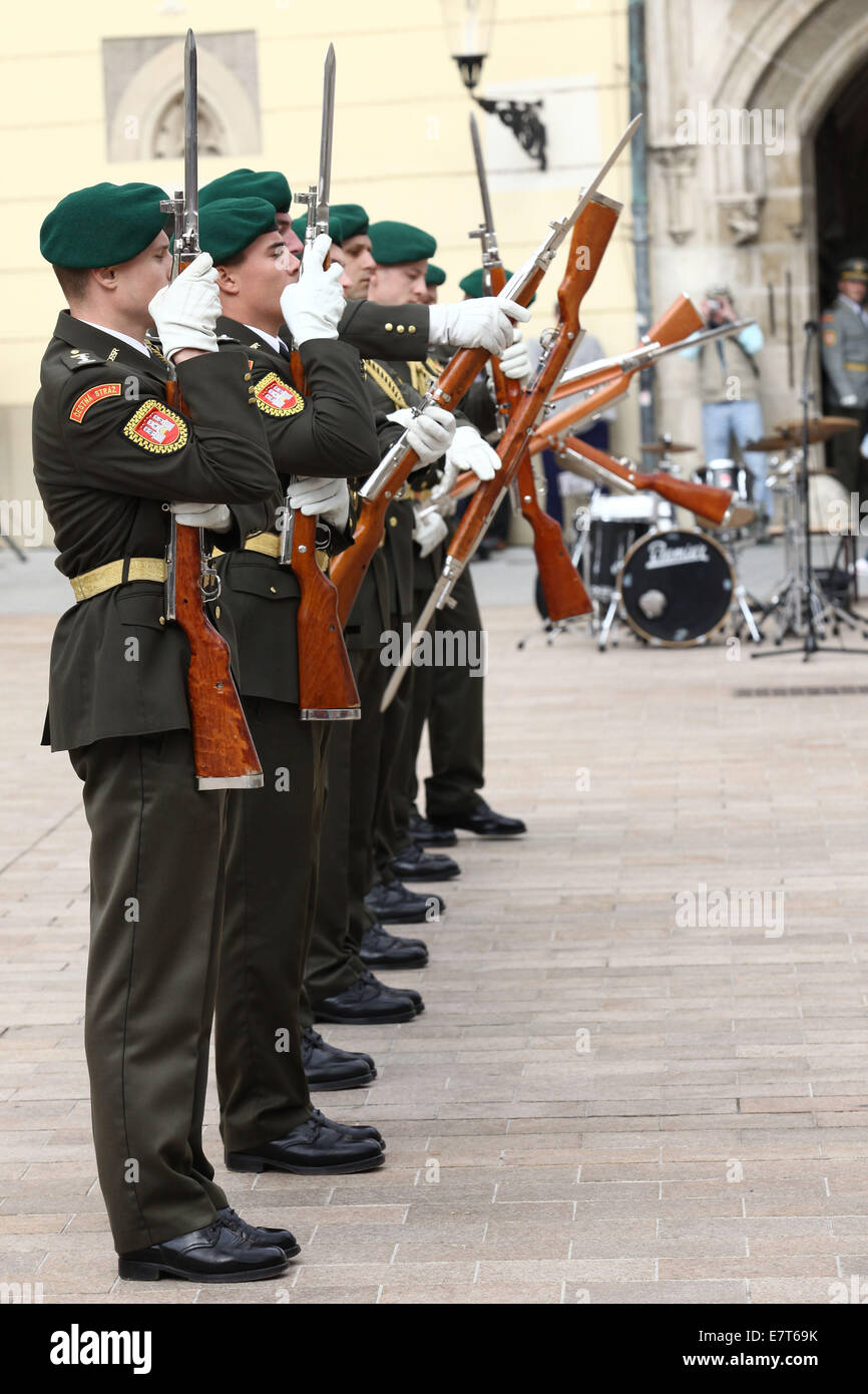 (140923) -- BRATISLAVA, sept23, 2014(Xinhua) -- i membri della guardia d'onore delle Forze Armate della Repubblica Slovacca dare una prestazione sul giorno di coltura delle Forze Armate a Bratislava, in Slovacchia, sul Sett. 23, 2014. (Xinhua/Andrej Klizan) Foto Stock