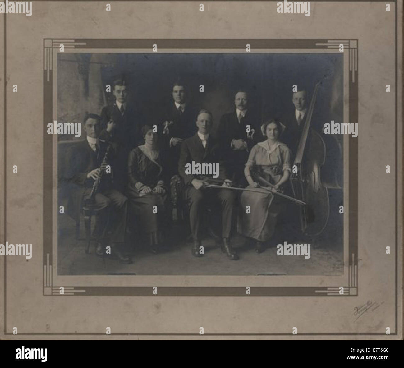 Una fotografia che mostra un gruppo musicale che si esibisce. I musicisti sono mostrati in un ambiente dal vivo, possibilmente durante un concerto o un evento, con i loro strumenti in mano. Foto Stock