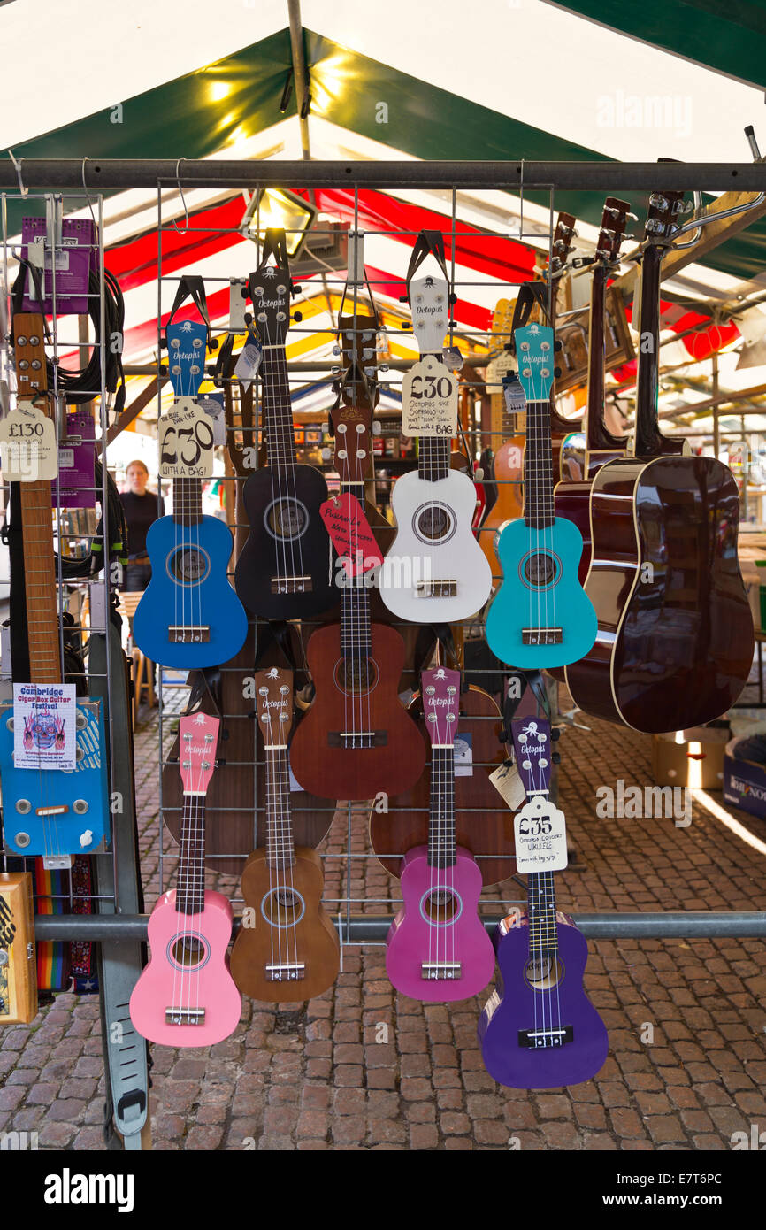 Ukulele e chitarre in vendita presso la piazza del mercato, Cambridge, Inghilterra Foto Stock