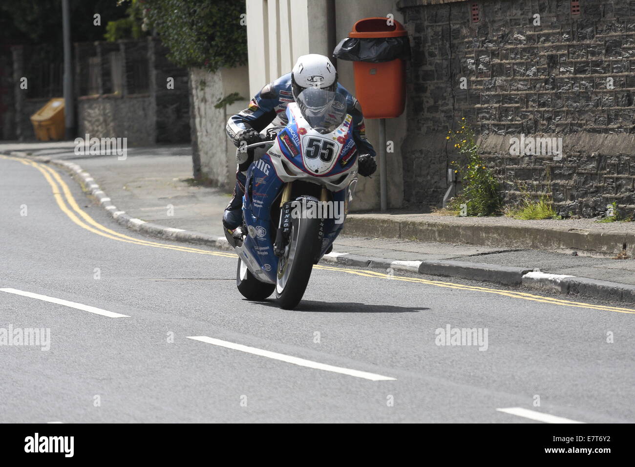 Colin Stephenson in sella alla sua C S Racing Honda nella gara seniores, durante il 2014 Isle of Man TT. Foto Stock