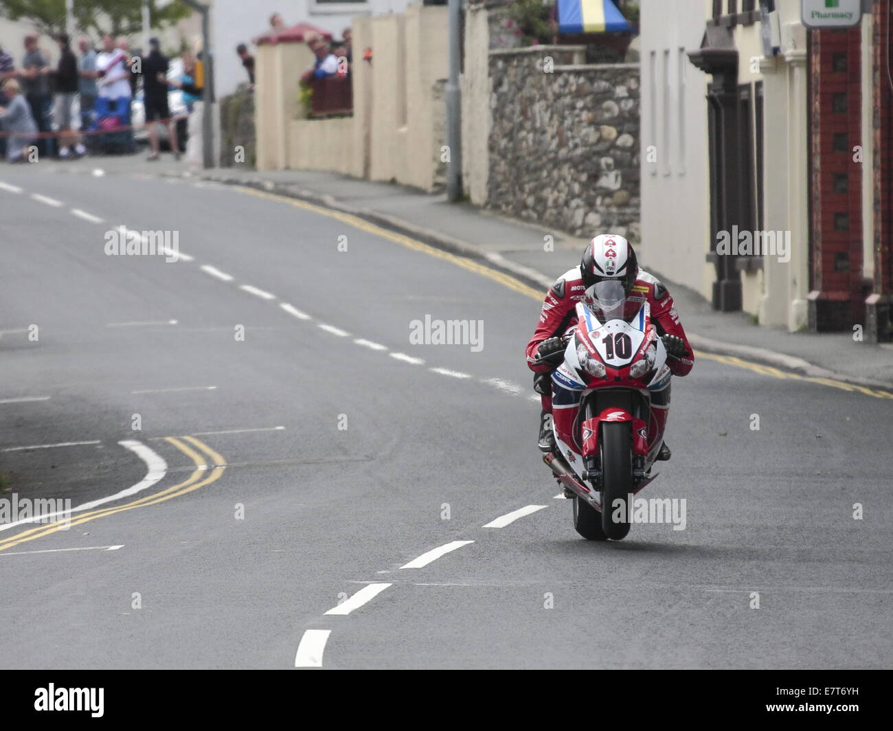 Conor Cummins in sella alla sua Honda Racing Honda Superbike nella gara seniores, durante il 2014 Isle of Man TT. Foto Stock
