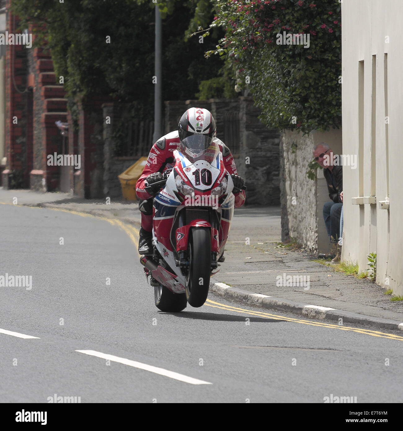 Conor Cummins in sella alla sua Honda Racing Honda Superbike nella gara seniores, durante il 2014 Isle of Man TT. Foto Stock