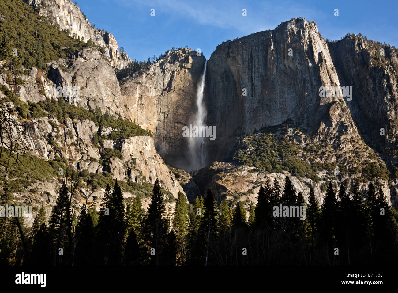 CA02293-00...CALIFORNIA - Superiore di caduta di Yosemite e punto di Yosemite nel Parco Nazionale di Yosemite. Foto Stock