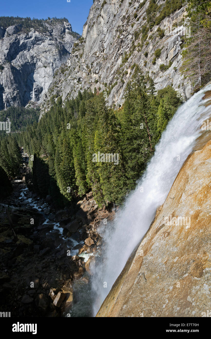 CA02296-00...CALIFORNIA - La cima primaverile caduta del Fiume Merced dalla nebbia Trail nel Parco Nazionale di Yosemite. Foto Stock