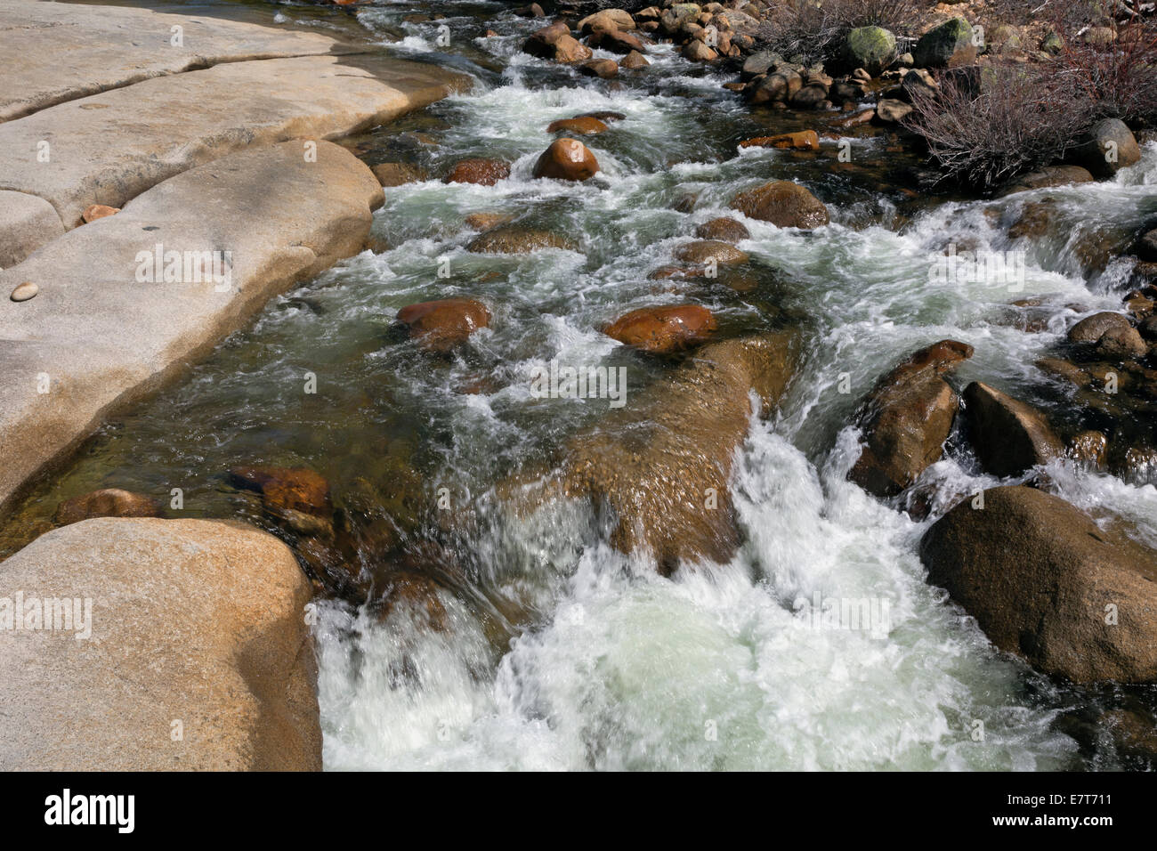 CA02302-00...CALIFORNIA - Il fiume Merced appena prima che scende oltre il Nevada Fall nel Parco Nazionale di Yosemite. Foto Stock