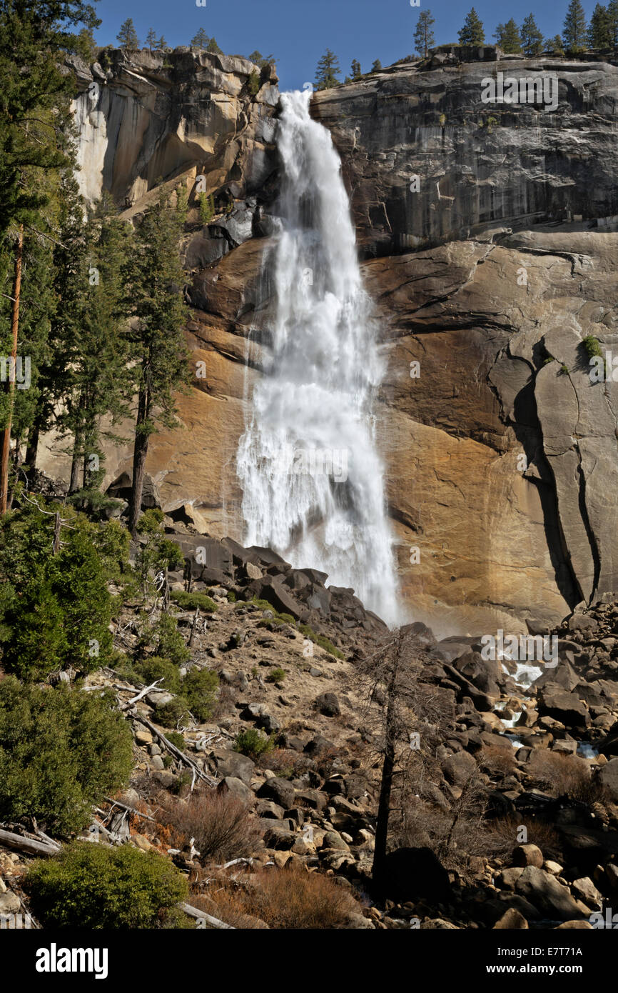 CA02308-00...California - Nevada Fall sul fiume Merced dalla nebbia Trail nel Parco Nazionale di Yosemite. Foto Stock