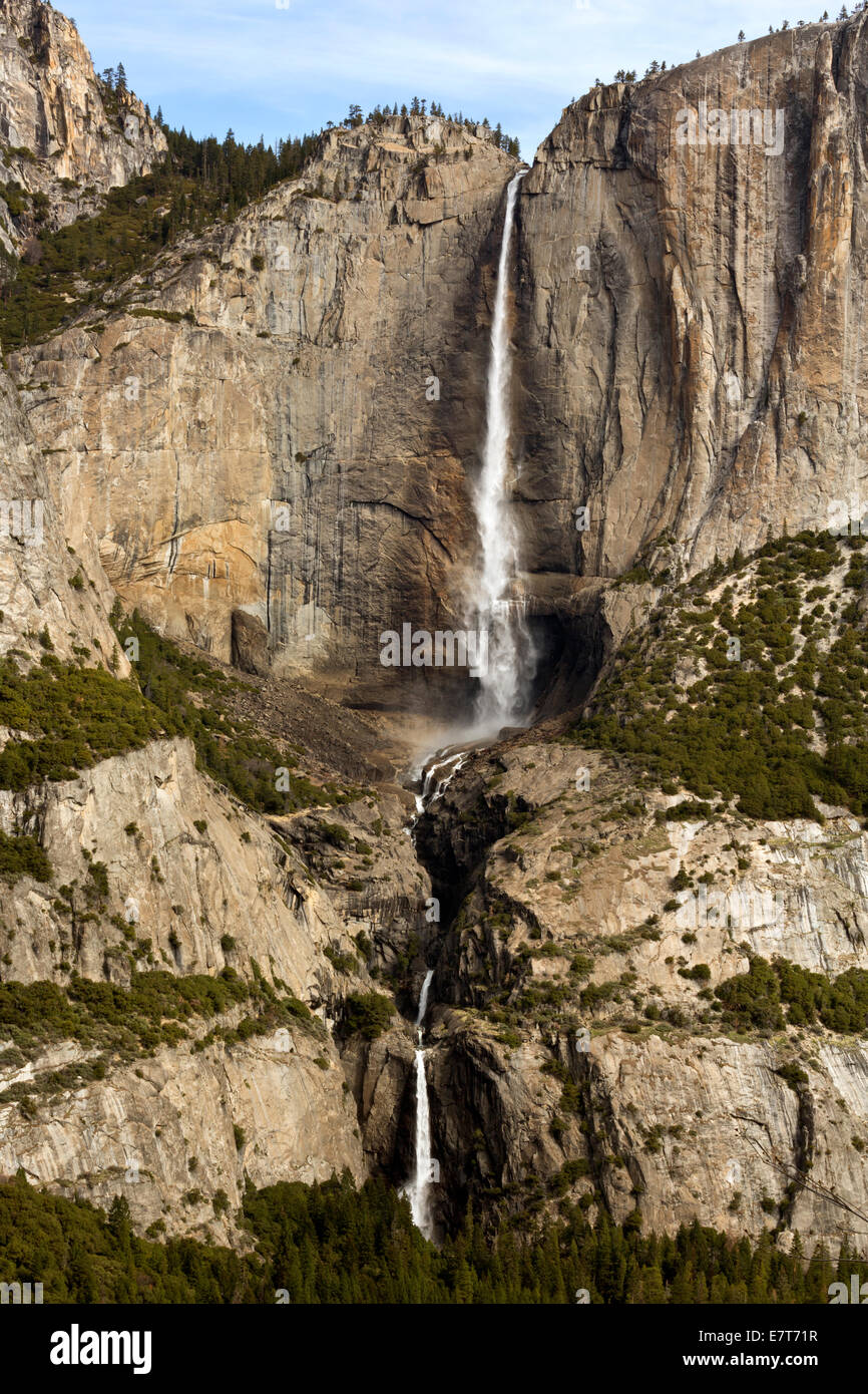 CA02317-00...CALIFORNIA - superiore e inferiore di Yosemite Falls dai quattro Mile Trail nel Parco Nazionale di Yosemite. Foto Stock