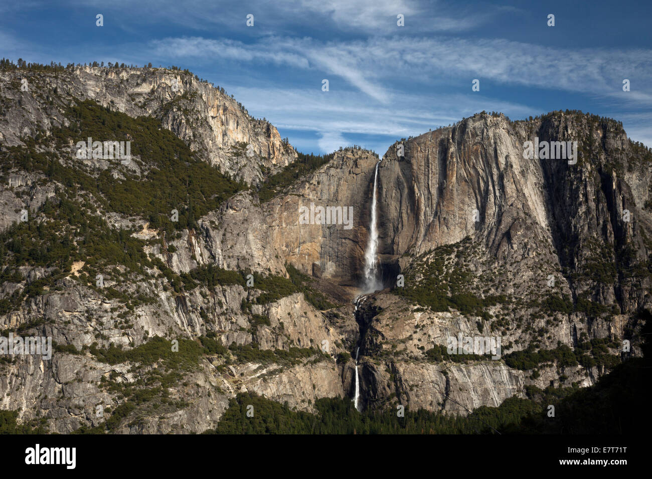 CA02318-00...CALIFORNIA - superiore e inferiore di Yosemite Falls dai quattro Mile Trail nel Parco Nazionale di Yosemite. Foto Stock