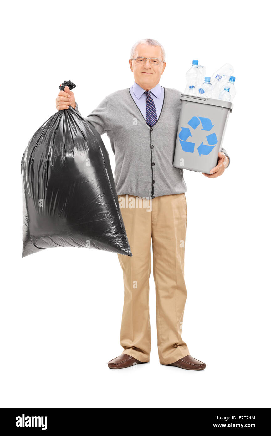 A piena lunghezza Ritratto di un senior tenendo un cestino e un sacchetto di immondizia isolati su sfondo bianco Foto Stock