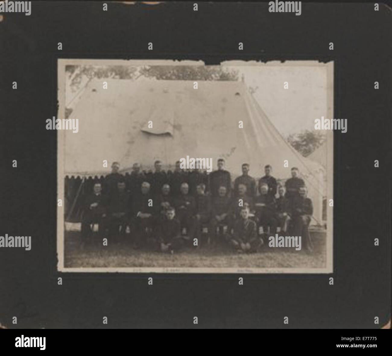 Questa fotografia raffigura un soggetto militare, identificato dal numero "12351218055". L'immagine rappresenta l'equipaggiamento militare o il personale, anche se i dettagli specifici non sono chiari dal solo titolo. Foto Stock