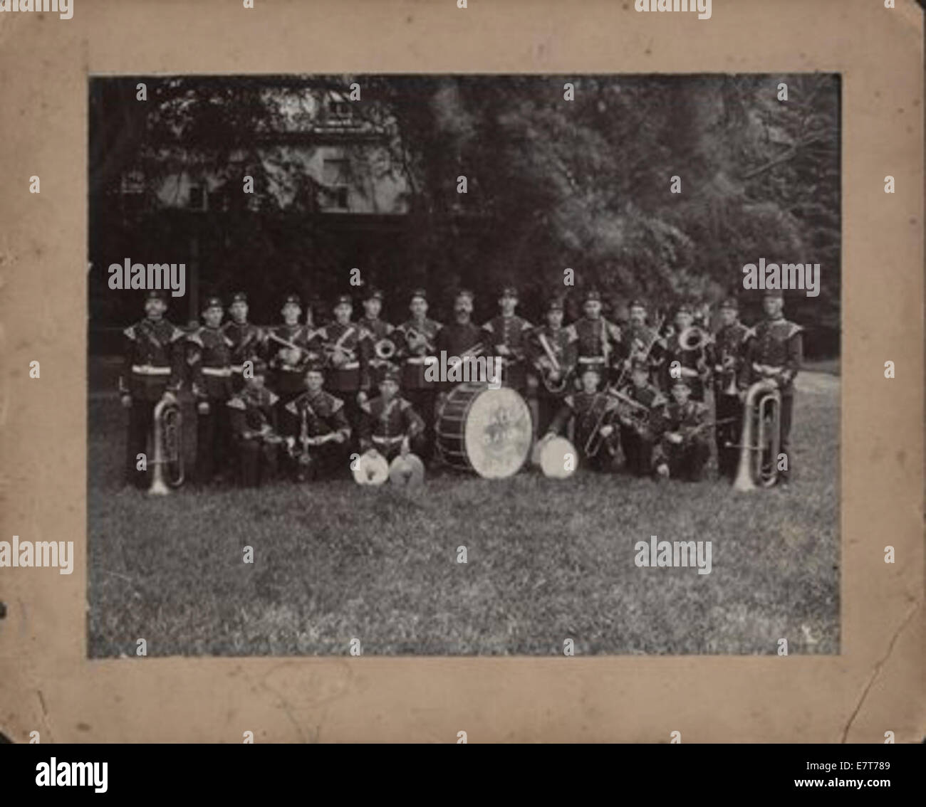 Questa fotografia mostra una banda militare, probabilmente dall'inizio alla metà del XX secolo. I musicisti sono vestiti in uniforme e si esibiscono in un evento formale, possibilmente una parata o una cerimonia. Foto Stock