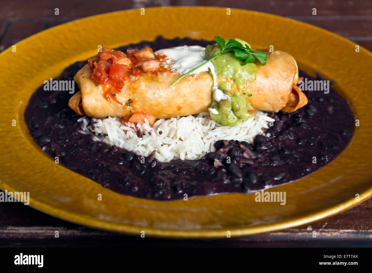 Cibo messicano Chimichanga fritte burrito con riso e fagioli neri Foto Stock