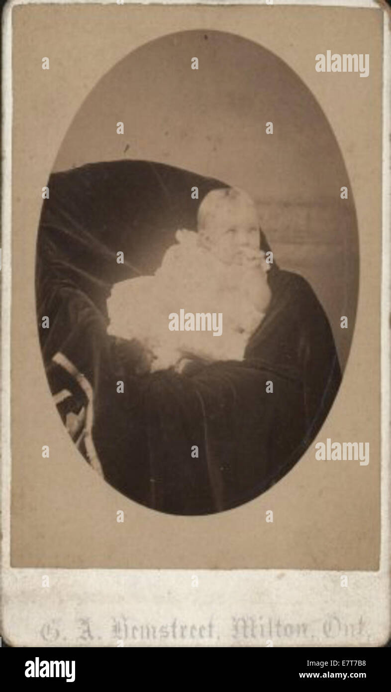 Questa immagine è un ritratto della signora Olive Chappel, una donna dall'inizio alla metà del XX secolo. La fotografia cattura la sua immagine personale, probabilmente riflettendo il suo ruolo nella sua comunità o famiglia durante il periodo di tempo. Foto Stock