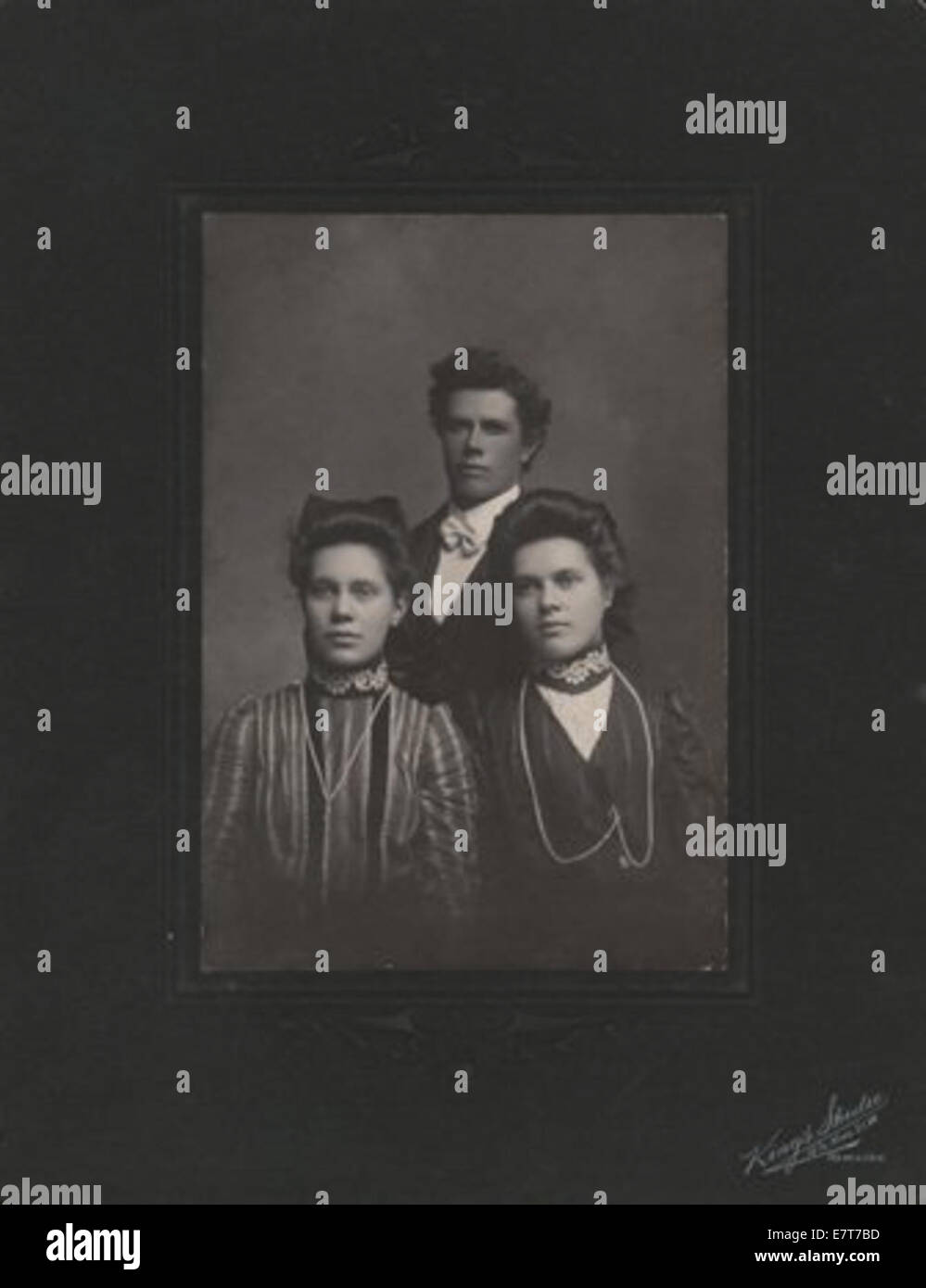 Questa fotografia raffigura una persona o un soggetto di nome Chappel, catturato in uno stile formale di ritratto. L'immagine fa parte di una più ampia collezione storica, preservando i momenti nel tempo. Foto Stock