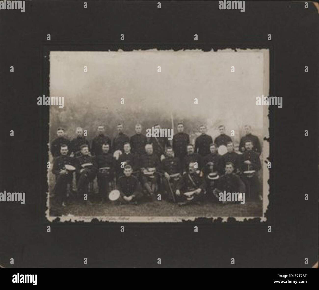 Questa immagine mostra un gruppo militare, identificato dal numero "12351158524". La fotografia cattura il personale e le attrezzature di una specifica unità militare, probabilmente scattate durante un periodo di addestramento o di esercizio, che riflettono l'uniformità e la disciplina delle forze armate. Foto Stock