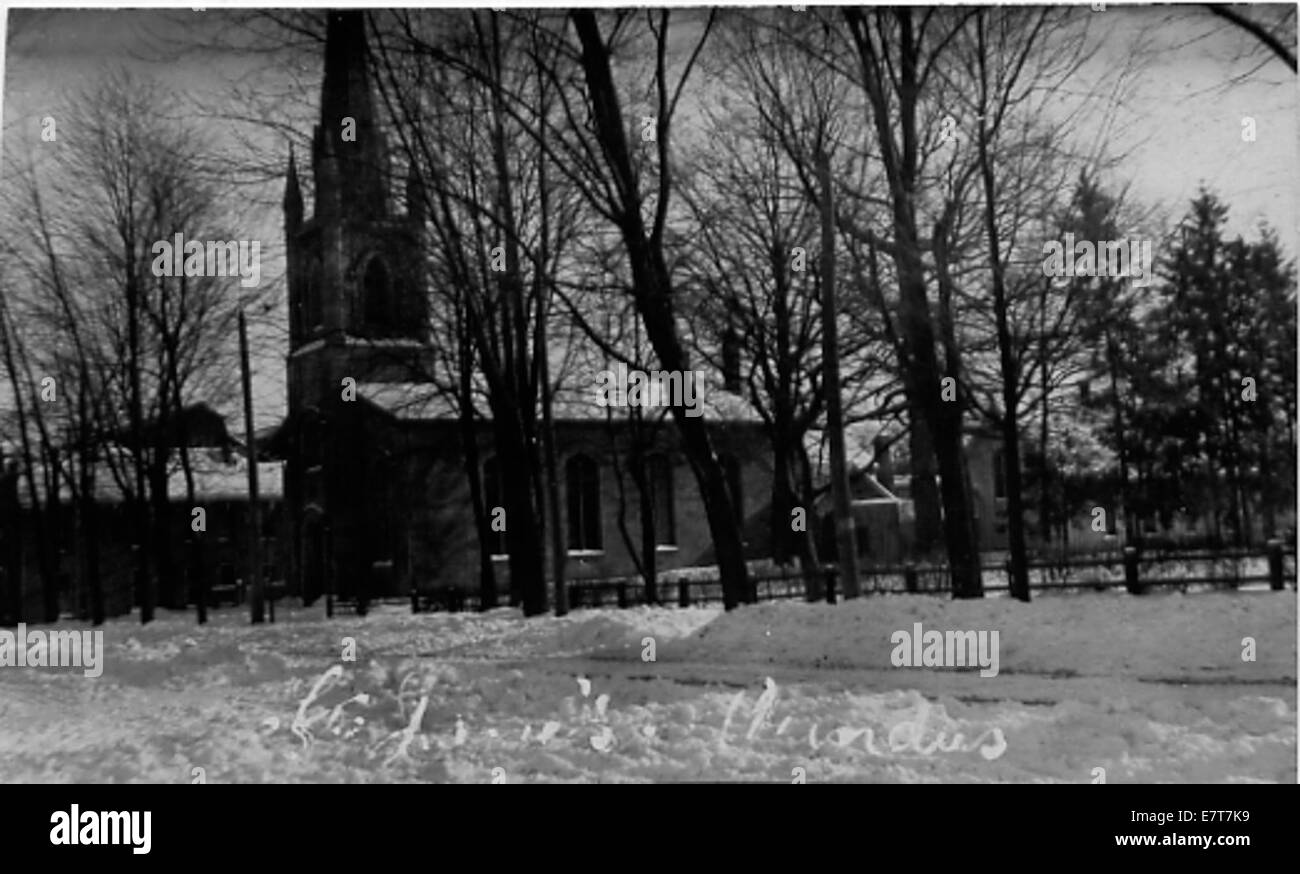 Questa immagine mostra una selezione di chiese, offrendo uno sguardo sullo stile architettonico e sul significato storico di questi edifici religiosi. La fotografia fornisce informazioni sul design della chiesa e sul loro ruolo nella società. Foto Stock