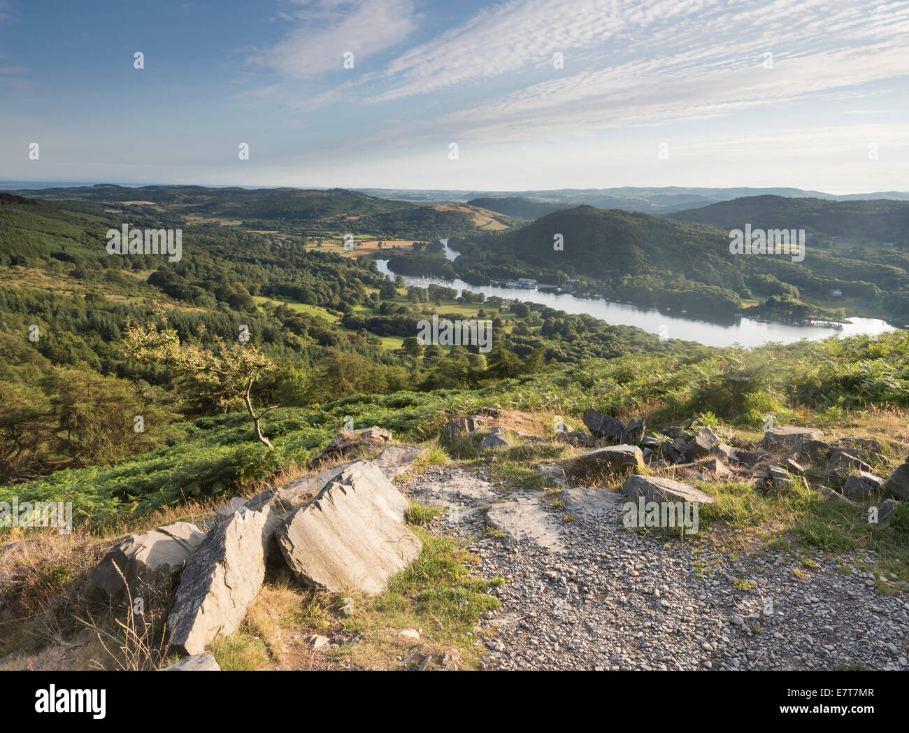 Percorso fino Gummer è come nel Lake District inglese, con il lago di Windermere oltre Foto Stock