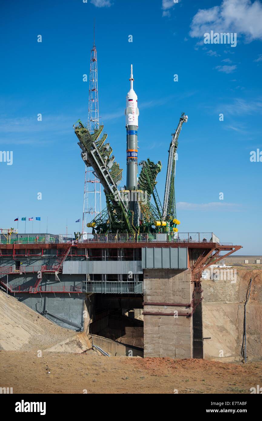 Il gantry bracci iniziano a chiudersi attorno alla Soyuz TMA-14M veicolo spaziale dopo essere stata sollevata in posizione sulla rampa di lancio presso il cosmodromo di Baikonur Settembre 23, 2014 in Kazakistan. Lancio del razzo Soyuz è prevista per settembre. 26 e porterà Expedition 41 equipaggio alla Stazione Spaziale Internazionale per un cinque e mezzo mesi di missione. Foto Stock