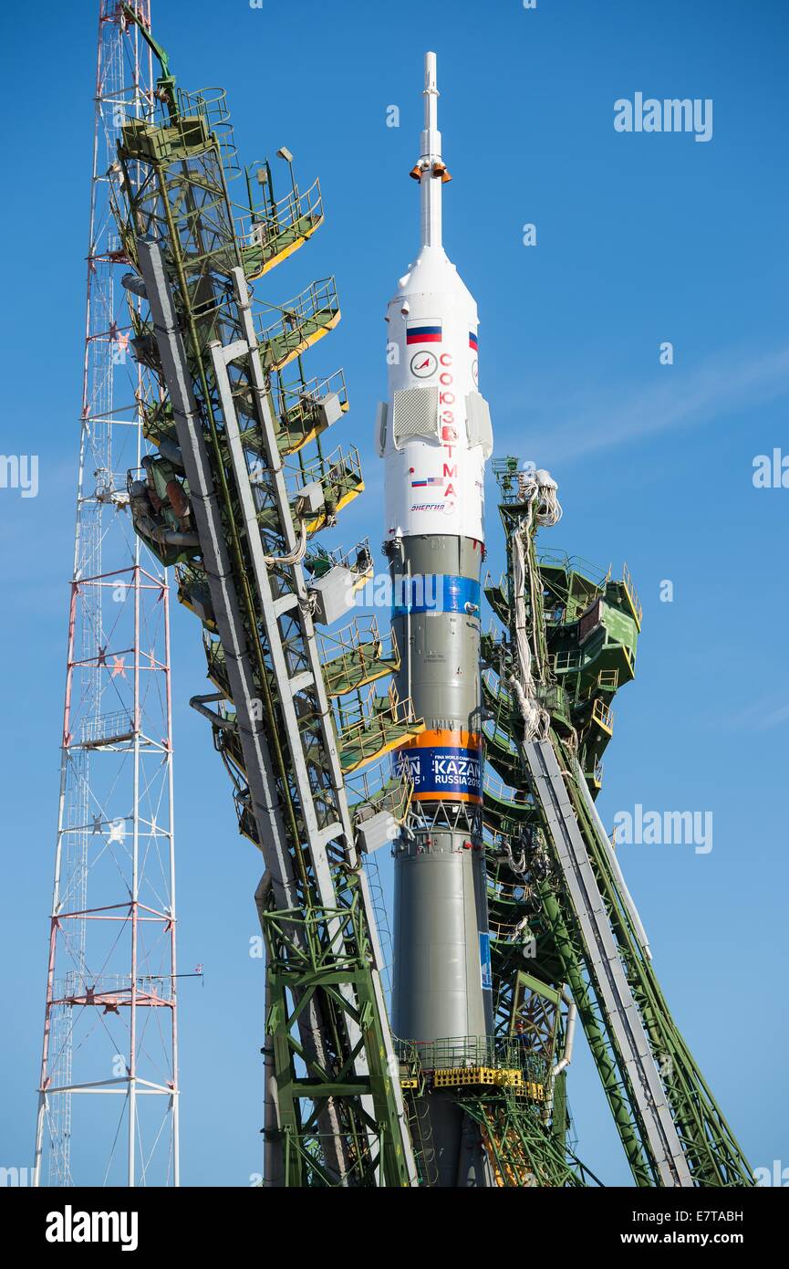 Il gantry bracci iniziano a chiudersi attorno alla Soyuz TMA-14M veicolo spaziale dopo essere stata sollevata in posizione sulla rampa di lancio presso il cosmodromo di Baikonur Settembre 23, 2014 in Kazakistan. Lancio del razzo Soyuz è prevista per settembre. 26 e porterà Expedition 41 equipaggio alla Stazione Spaziale Internazionale per un cinque e mezzo mesi di missione. Foto Stock