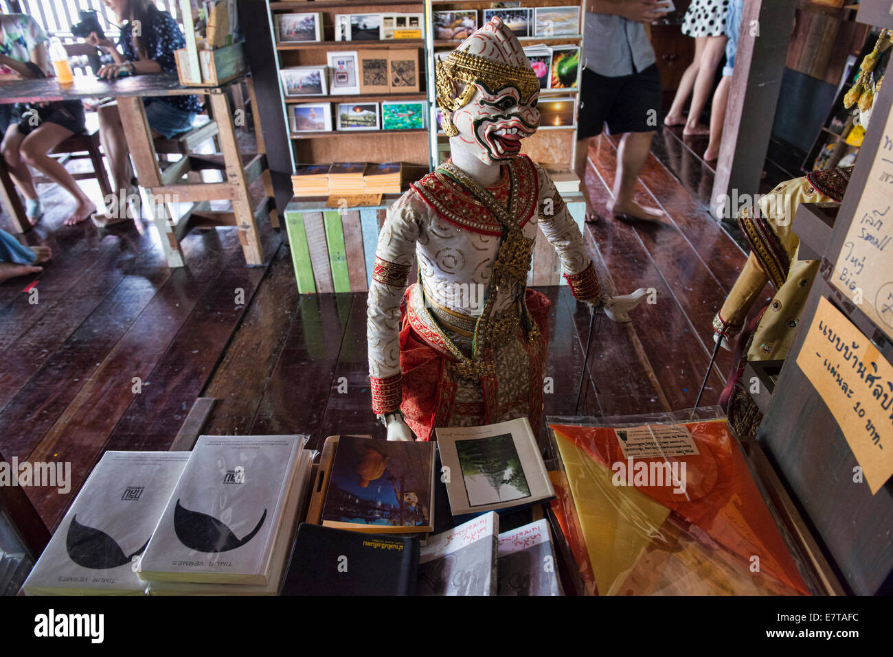 Tailandese tradizionale Hanuman burattino al Baan Silapin a Bangkok, in Thailandia Foto Stock