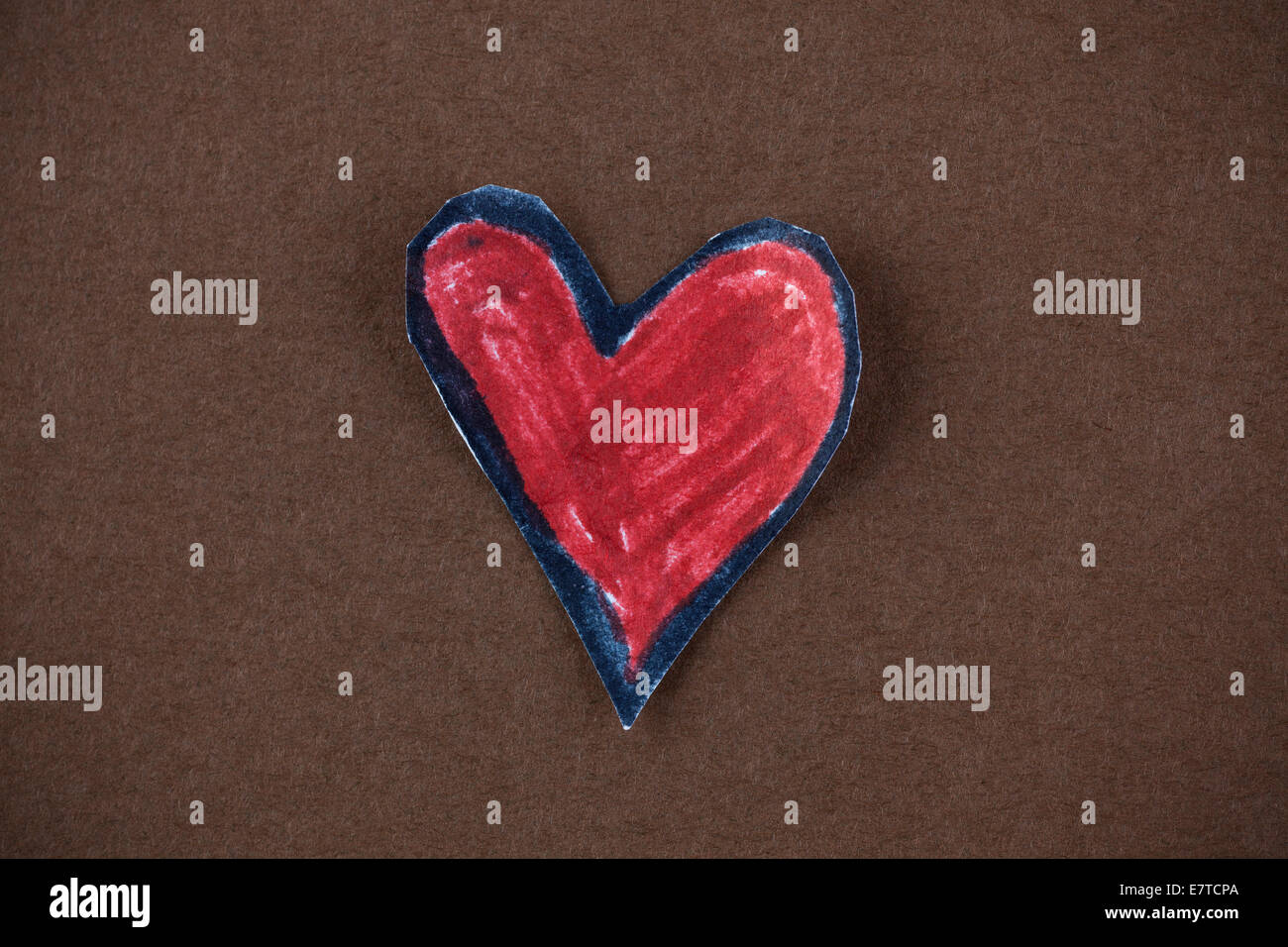 Carta rossa forma di cuore su uno sfondo di colore marrone. Foto Stock
