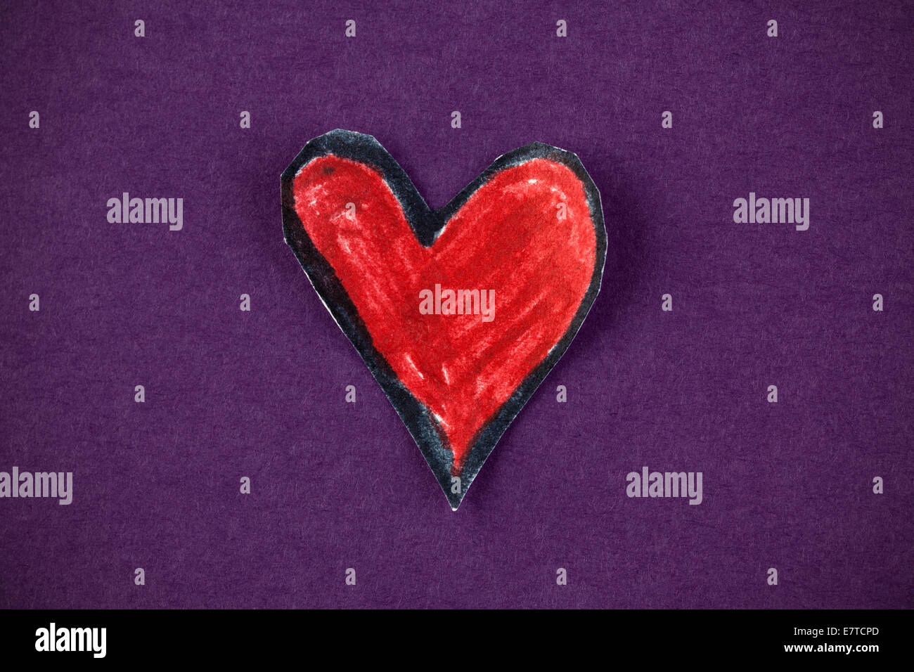 Carta rossa forma di cuore su uno sfondo viola. Foto Stock
