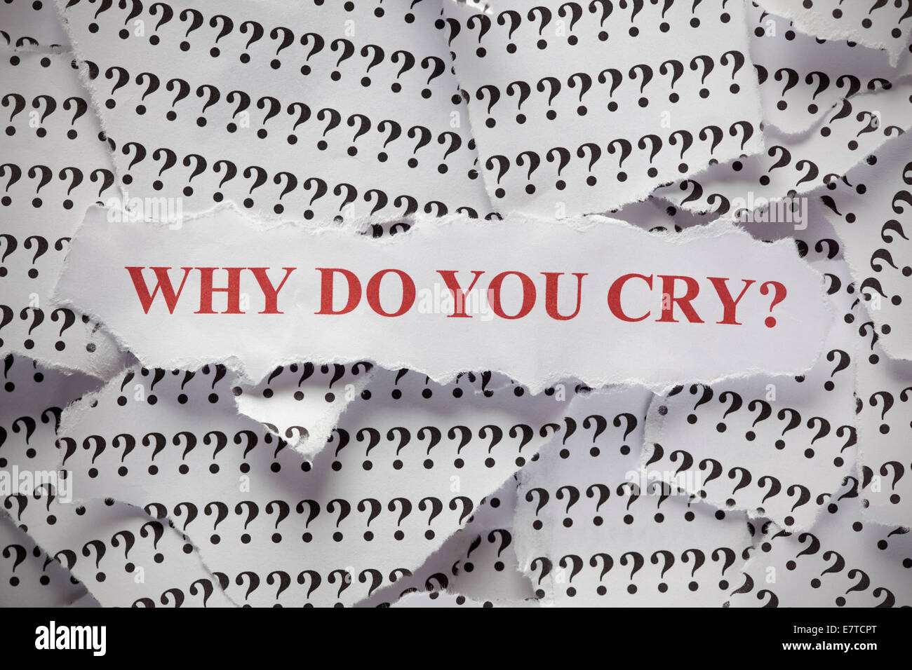 Frammenti di carta con punti interrogativi e la frase "Perché fate piangere' Foto Stock