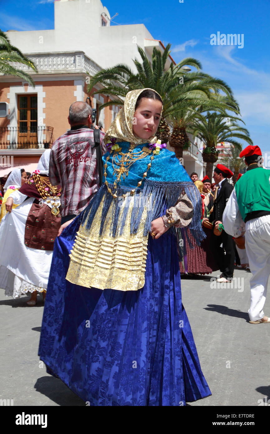 Giovane donna in costume tradizionale di eseguire la tipica danza, Ibiza, Spagna Foto Stock