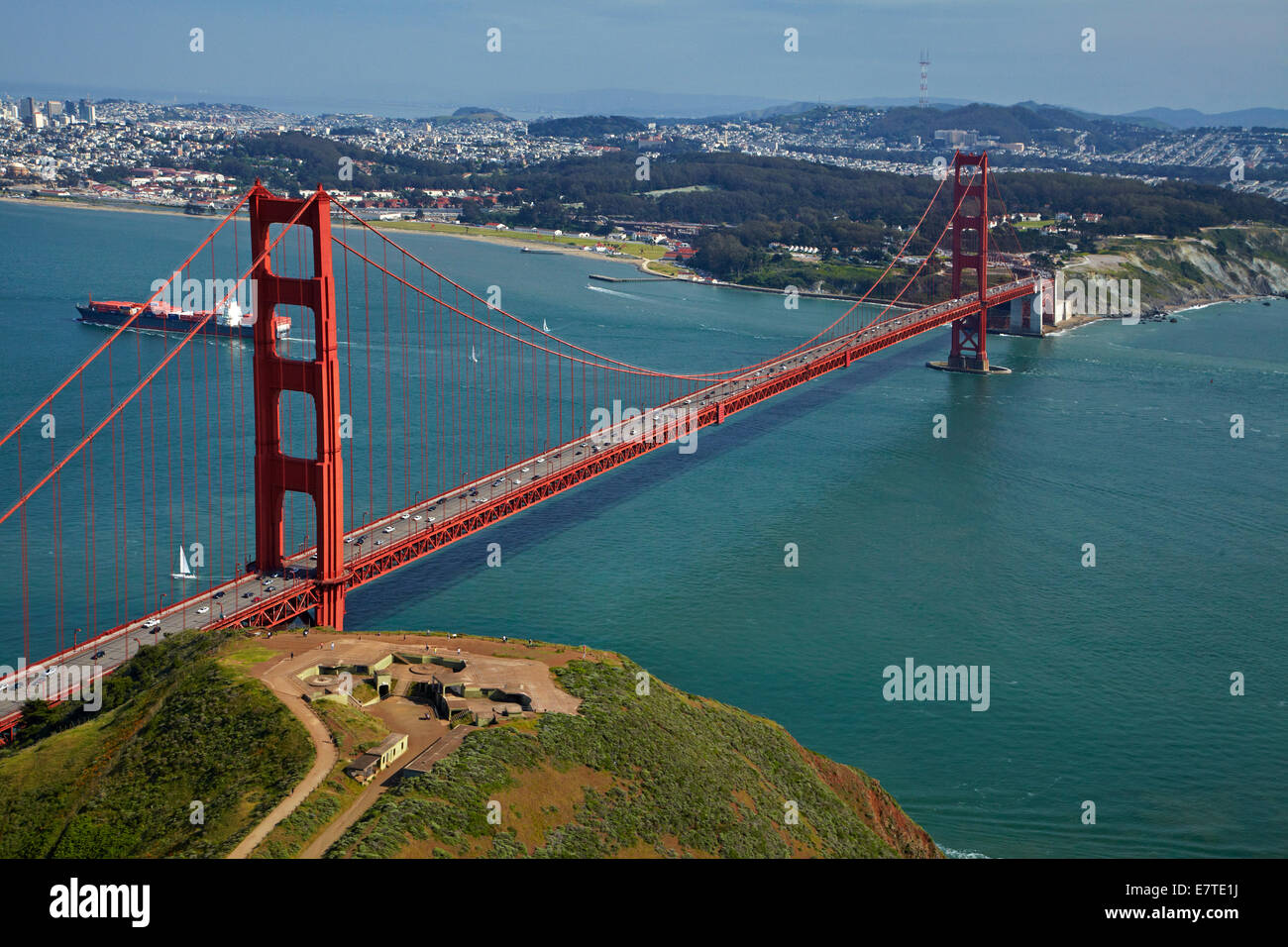 Golden Gate Bridge e batteria Spencer su Promontori Marin, la baia di San Francisco, San Francisco, California, Stati Uniti d'America - aerial Foto Stock