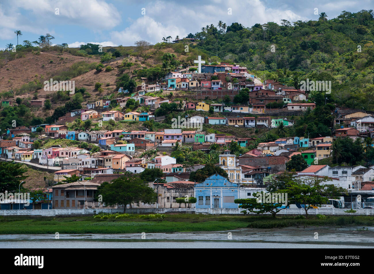 Townscape con case colorate, Cachoeira, Bahia, Brasile Foto Stock
