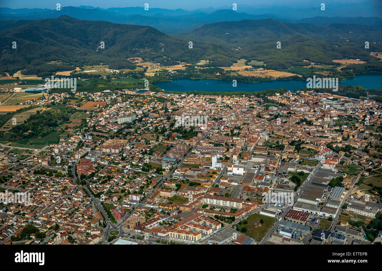 Vista aerea, con vista della città di Banyoles sul lago di Banyoles in Costa Brava Catalogna Foto Stock