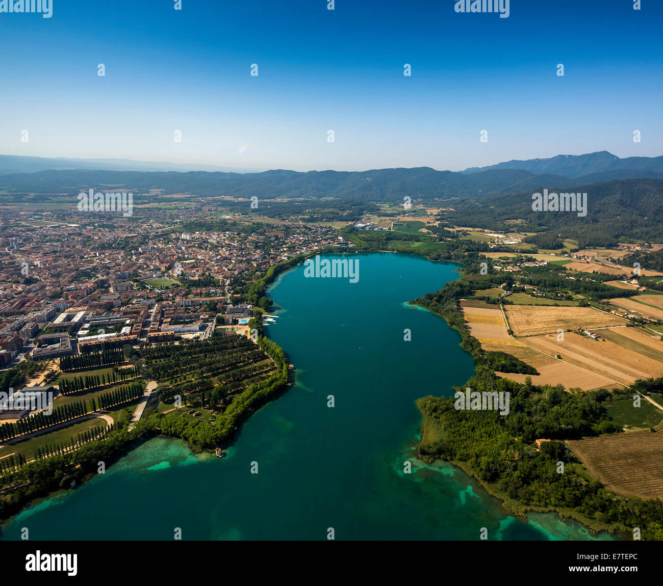 Vista aerea, con vista della città di Banyoles sul lago di Banyoles in Costa Brava Catalogna Foto Stock