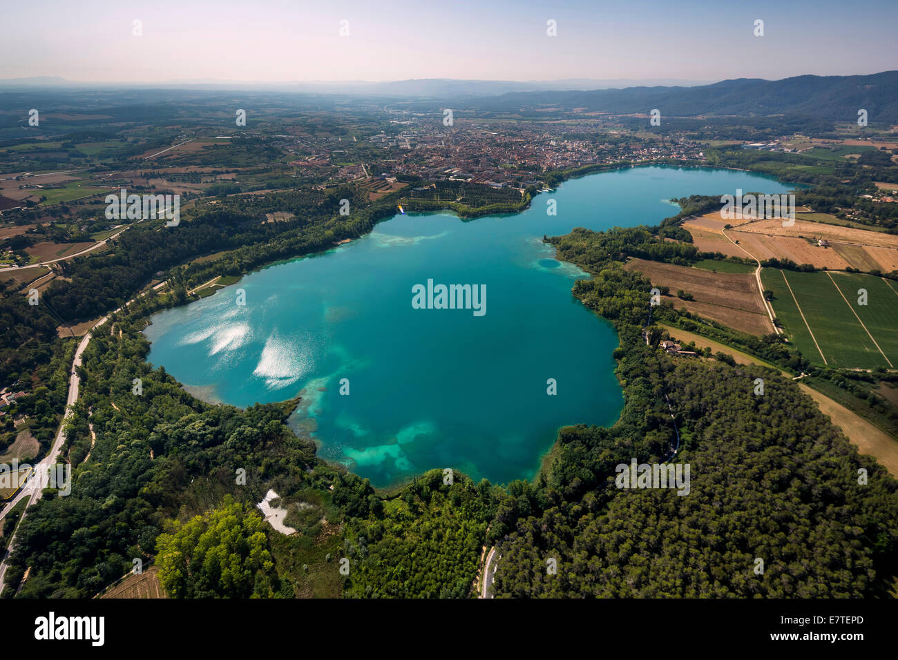 Vista aerea, con vista della città di Banyoles sul lago di Banyoles in Costa Brava Catalogna Foto Stock