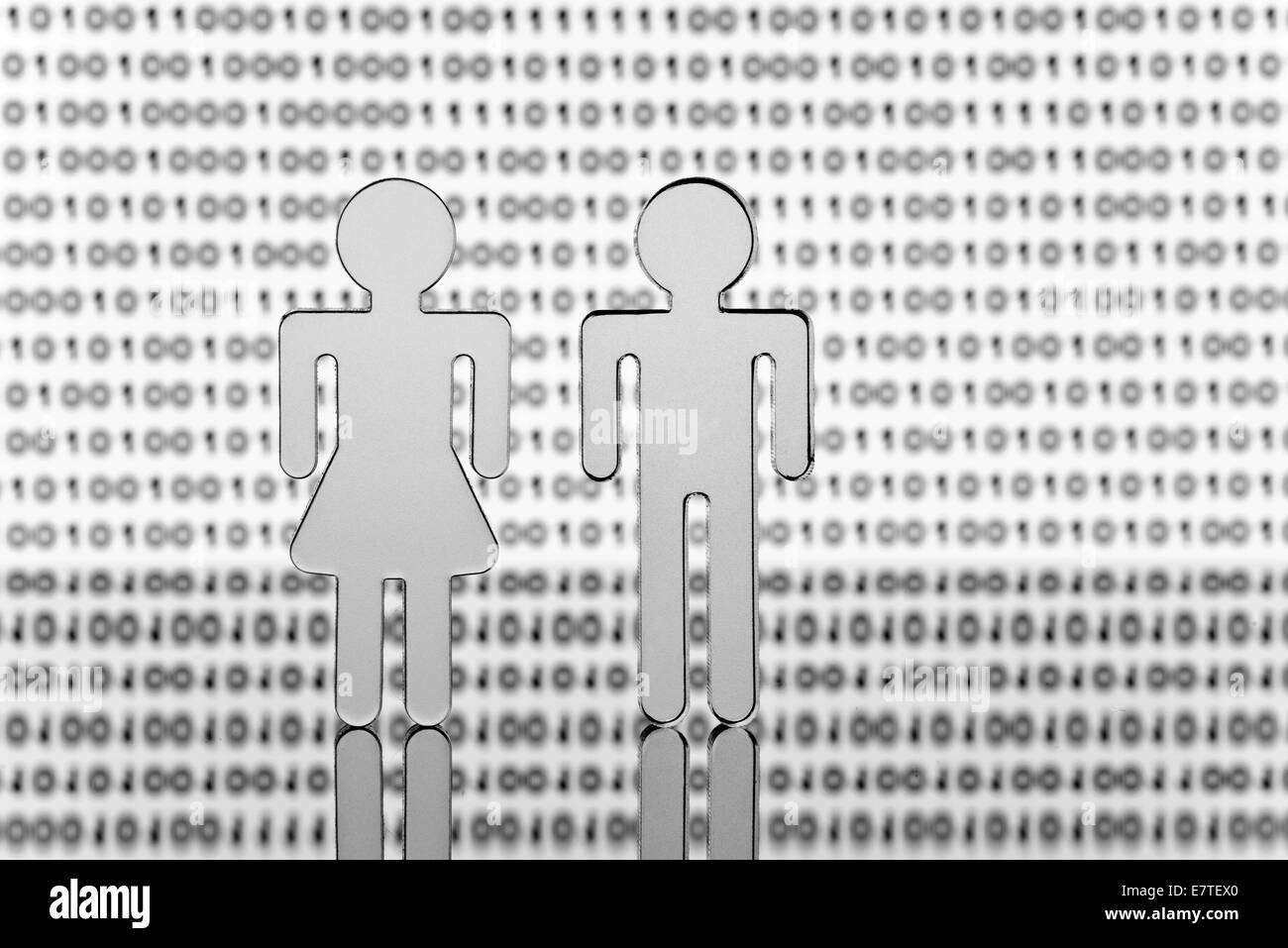 Due figure nella parte anteriore del codice binario Foto Stock