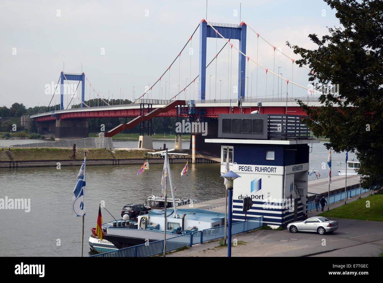 Ruhrort ponte sul Reno a Duisburg, Renania settentrionale-Vestfalia. Pegel Ruhrort davanti.(foto dal 7 settembre 2014). Foto Stock